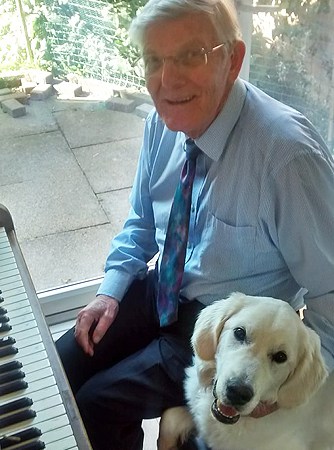 dog-holly-piano